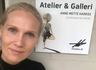 Aharkes, Anne Mette Harkes foran Atelier og Galleri