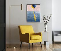 Lille maleri "Rødder" af kvinde og ballon i stue indretning