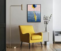 Lille maleri "Rødder" af kvinde og ballon i stue indretning