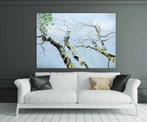 Stort lyst maleri af birke træer over lys sofa
