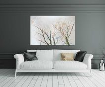Maleri af lyse birketræer over sofa