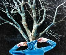 Surrealistisk maleri i mørke og blå farver, kvinde og grene
