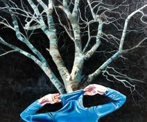 Surrealistisk maleri i mørke og blå farver, kvinde og grene