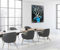 Surrealistisk maleri i mørke og blå farver i mødelokale