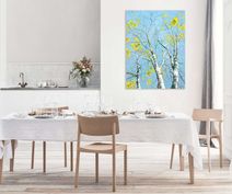 Maleri af birketræer med lysegrønne blade i spisestue