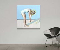 Lyst maleri af kvinde på 100x100 cm. i enkel stue