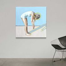 Lyst maleri af kvinde på 100x100 cm. i enkel stue